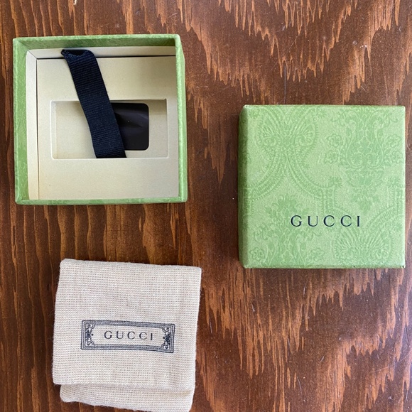 Gucci Interlocking Textured Silver Stud Earrings - Picture 2 of 9